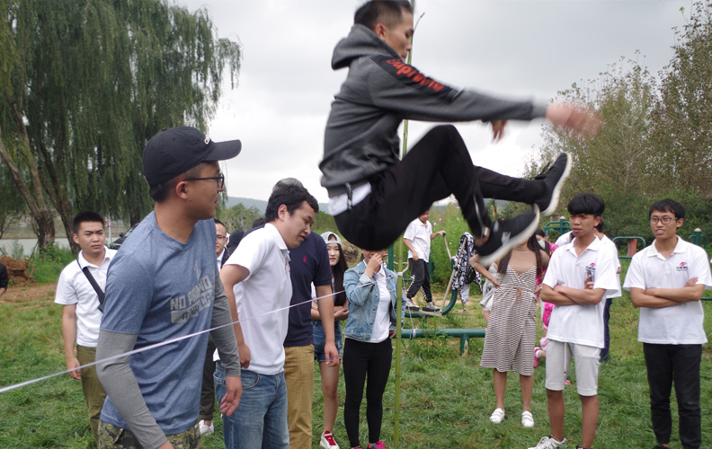 四個(gè)小隊(duì)依次完成跨越橫線，每個(gè)小伙伴臉上洋溢著愉悅的笑容！此時(shí)此刻結(jié)果如何并不重要，重要的是在游戲中我們收獲了親密無間的高度默契和隊(duì)友間無條件的信任！